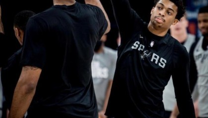 8868体育官网-四胜一负结束客场之旅 年轻马刺延续团队篮球