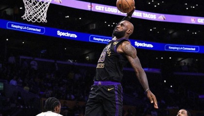 官方网站-詹姆斯常规赛20+5+5场次高达966场，稳居历史第一