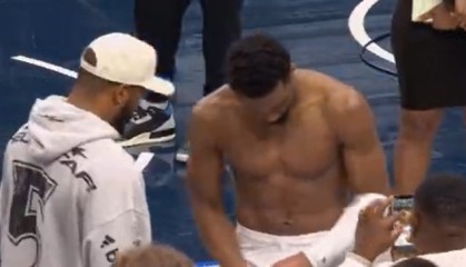 体育博彩-一身腱子肉！米切尔赢球后心情大好 光膀子与NFL球星聊天