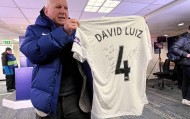 大卫-路易斯送签名球衣给退休员工，后者为切尔西工作了56年